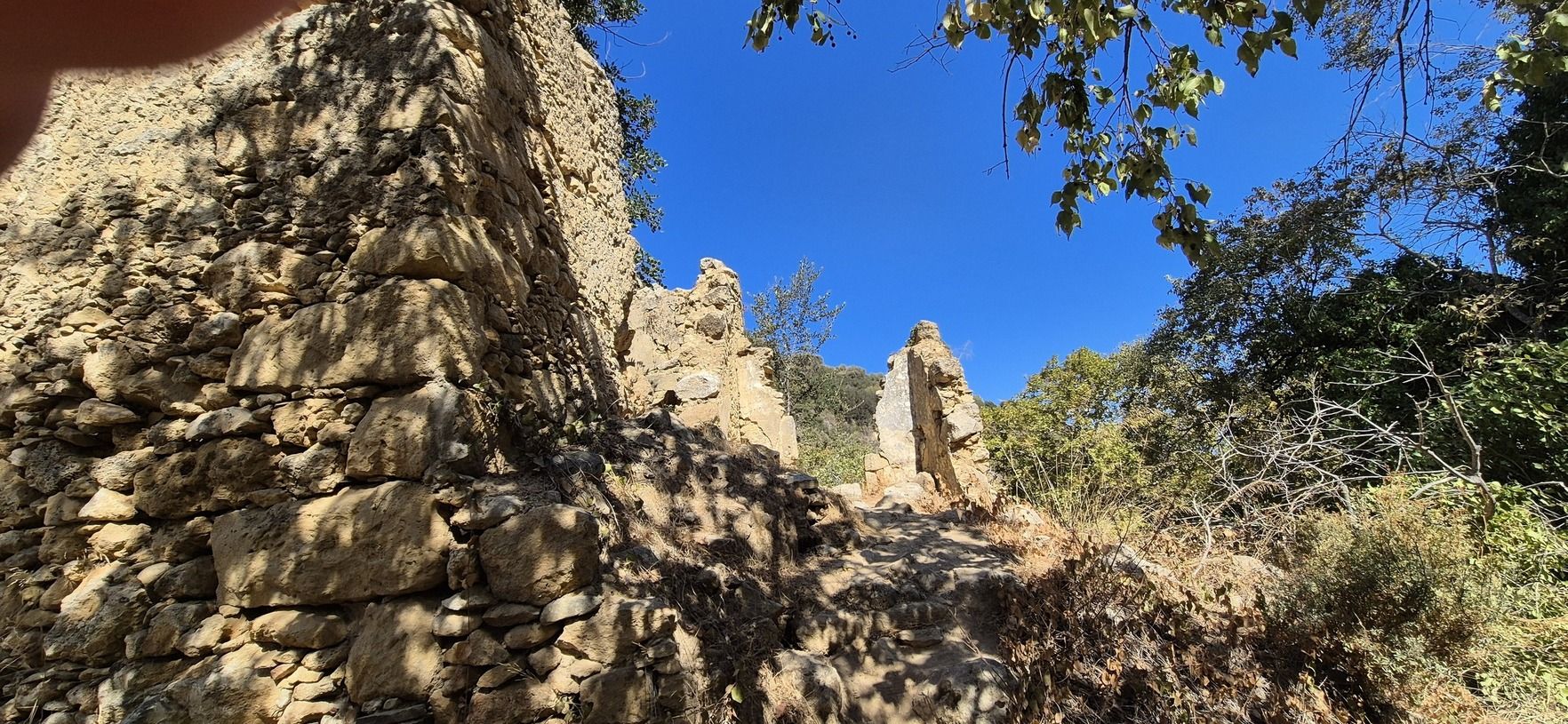 Blick auf alte Ruinen und Felsen in der Myli-Schlucht