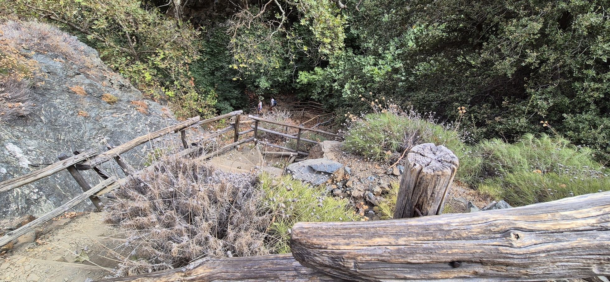 Wanderweg mit Geländer durch die Richtis-Schlucht auf Kreta